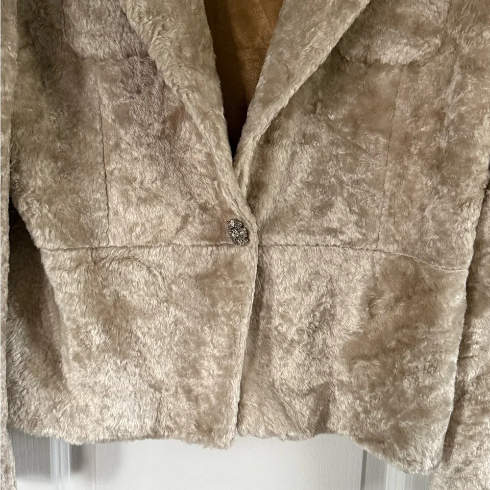 NWT W.D. Platinum Faux Fur Blazer Jacket Cream Beige Rhinestone Buttons Size 12 - Picture 7 of 8